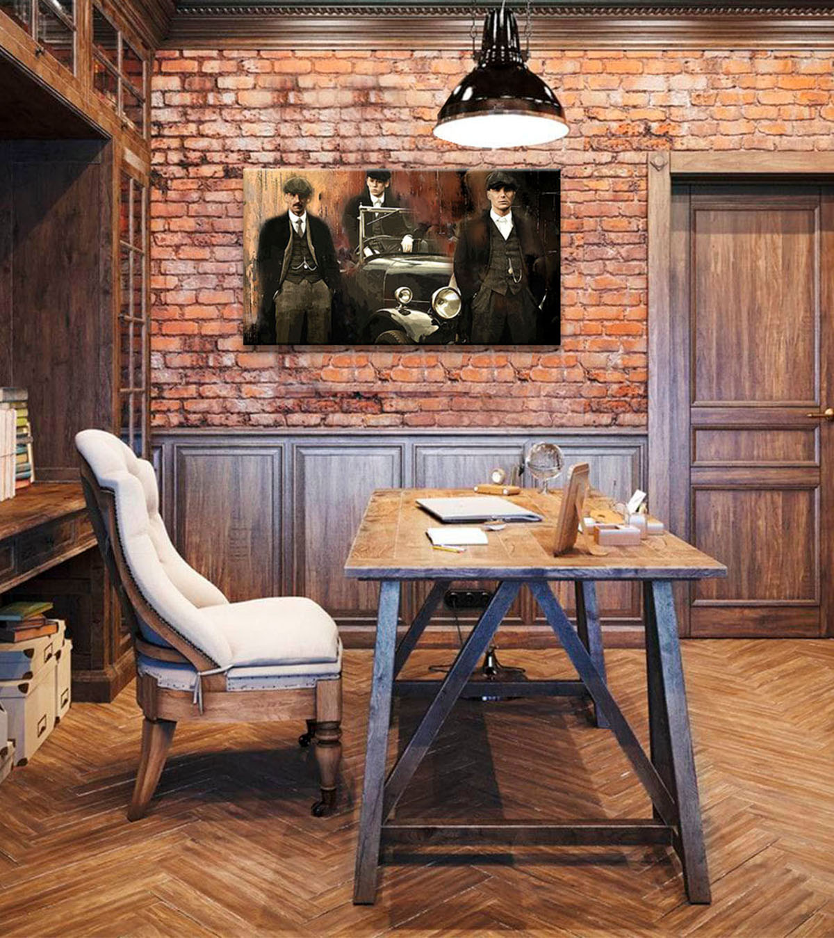 Obraz s motivem tří mužů v retro stylu a starého auta visí v moderním interiéru nad dřevěnou konzolí s vázou a svíčkou, Papilora.
