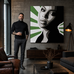 Obraz s portrétem ženy v pop-art stylu, s dominantními zelenými a černými tóny, visí v moderním stylovém interiéru nad dřevěnou konzolí s vázou a svíčkou Papilora.