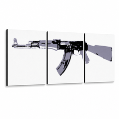Ručně malované plátno zobrazuje útočnou pušku AK-47 v černé a šedé barvě na bílém pozadí, rozdělenou do tří dílů, s viditelným dřevěným rámem Papilora.