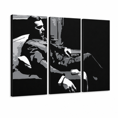 Ručně malované plátno zobrazuje muže v obleku sedícího v křesle v černobílých tónech, s viditelným dřevěným rámem Papilora.