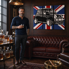 Umělecké dílo s černým autem Mini Cooper na pozadí britské vlajky visí v moderním interiéru nad dřevěnou konzolí s vázou a svíčkou Papilora.