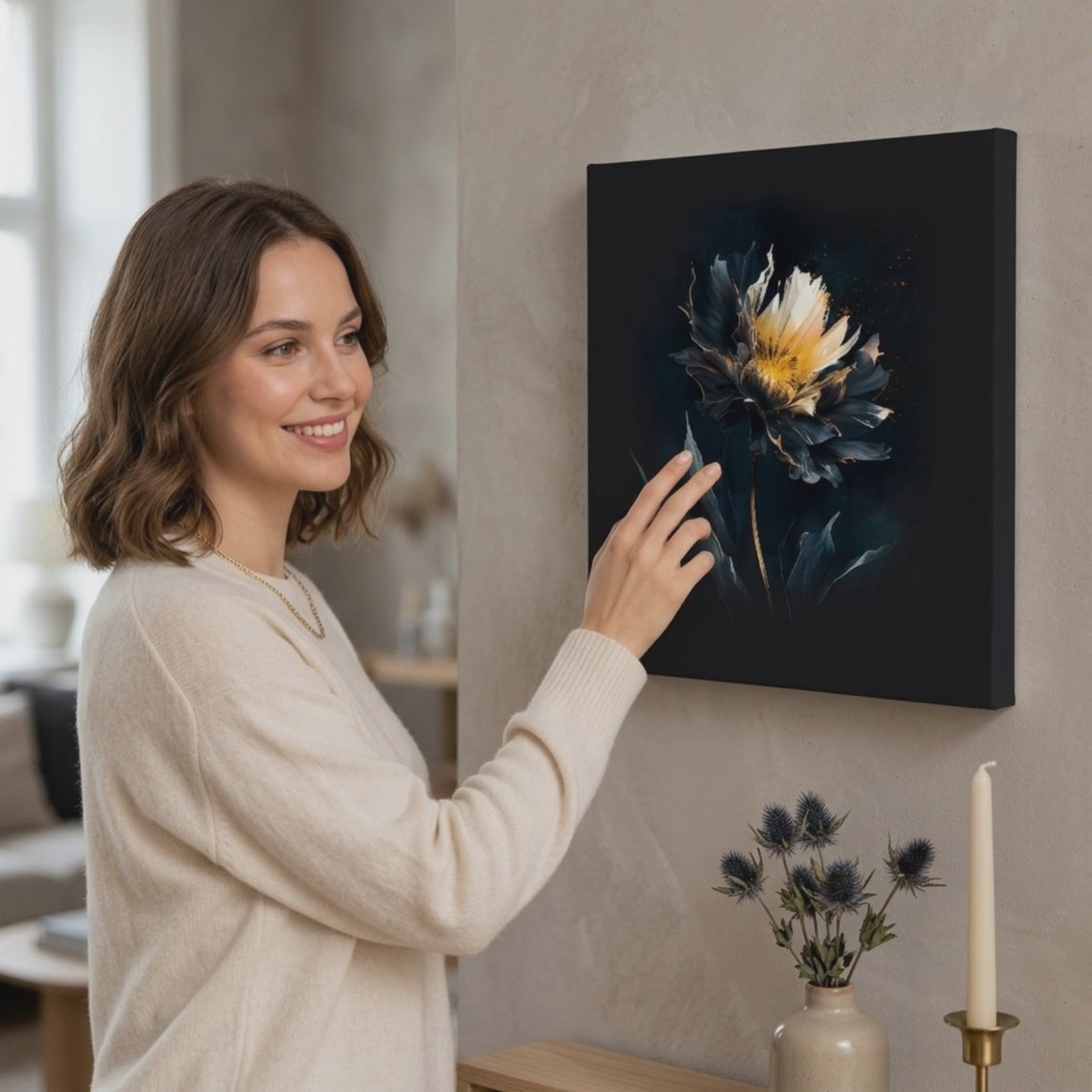 Designový obraz na plátně Tmavé pokušení. Moderní dekorace na stěnu, obraz na plátně do obývacího pokoje, žena si prohlíží dílo ve stylovém světlém interiéru. Papilora (XOBMDFL008E1).