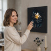 Designový obraz na plátně Tmavé pokušení 100x100 cm. Moderní dekorace na stěnu, obraz na plátně do obývacího pokoje, žena si prohlíží dílo ve stylovém světlém interiéru. Papilora (XOBMDFL008E1).