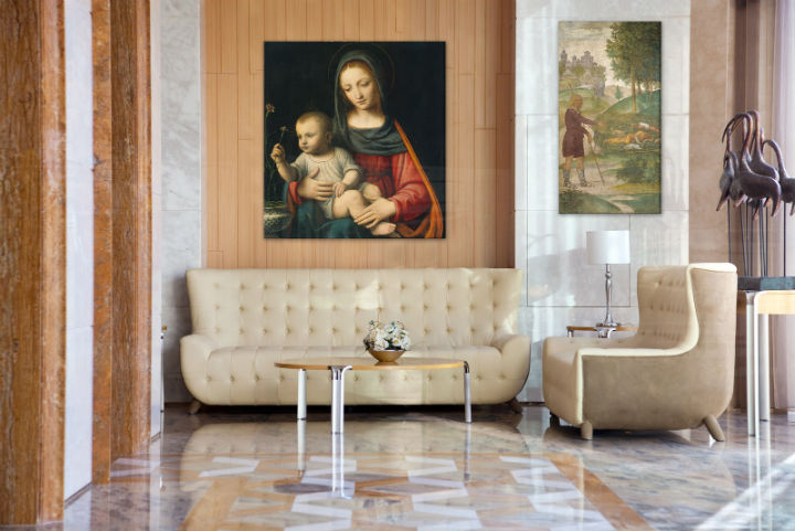 Vintage obraz na plátně s motivem REPRODUKCIA – Leonardo da Vinci, květ, mapa, náboženský motiv v modro-červených odstínech zavěšený v interiéru obývacího pokoje – interiér