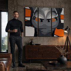 Ručně malovaná hračka pro chlapce, 3 dílná, POP Art – obraz v moderním mužském interiéru, lifestyle vizualizace. Dominantní barvy: černá, oranžová, šedá.