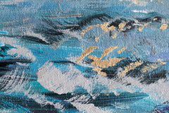 Detailní pohled na texturu ručně malovaného plátna s loděmi, 70x70 cm. Zřetelné tahy štětce a vrstvy modré, bílé a šedé barvy.