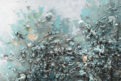 Detail ručně malovaného obrazu STROMY 140x70 cm na plátně. Bílo-modré odstíny, motiv hor a stromů, vytváří pokojnou a zamyšlenou atmosféru.