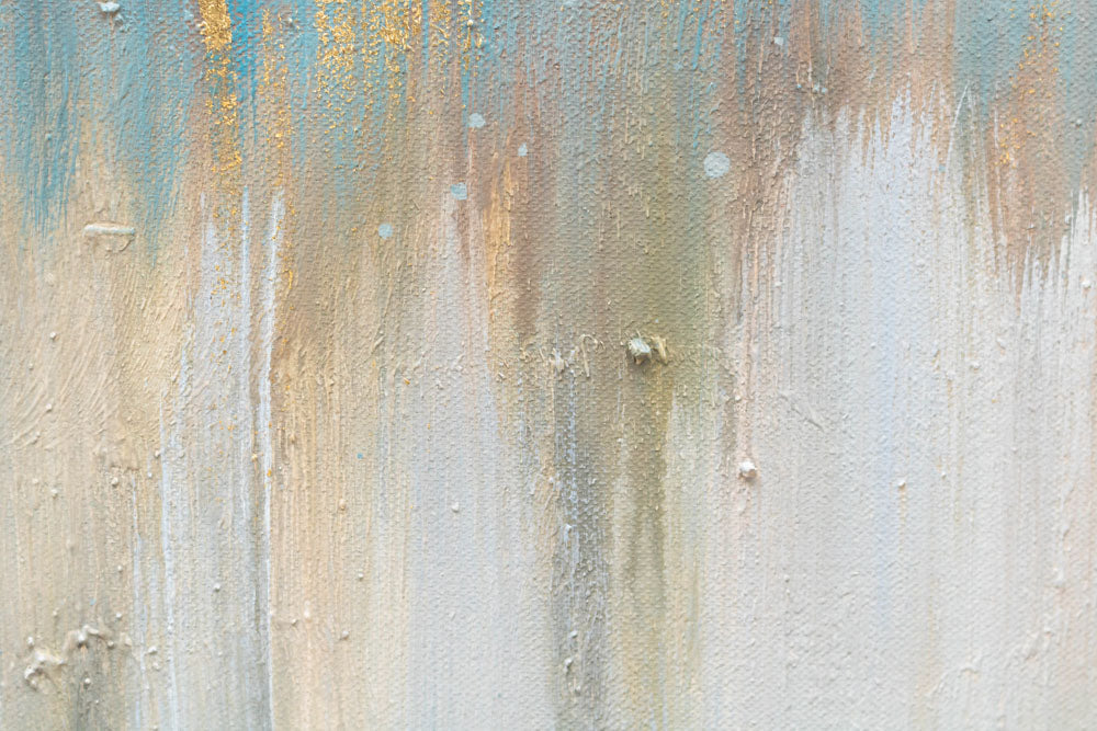 Textura ručně malovaného obrazu STROMY 140x70 cm na plátně. Bílo-modré barvy, viditelné tahy štětce, motiv hor a stromů pro moderní domov.