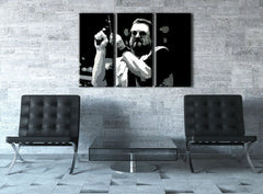 Pop art obraz na plátně s motivem Big Lebowski v bílo-šedých odstínech zavěšený v interiéru obývacího pokoje, intenzivní atmosféra, síla a moc | Ručně malovaný POP Art obraz Big Lebowski – interiér, pohled 2