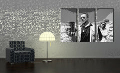 Pop art obraz na plátně s motivem Big Lebowski v bílo-šedých odstínech zavěšený v interiéru obývacího pokoje, intenzivní atmosféra, síla a moc | Ručně malovaný POP Art obraz Big Lebowski – interiér