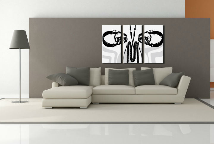 Pop art obraz na plátně s motivem DJ, příroda v bílo-šedých odstínech zavěšený v interiéru kanceláře, minimalismus | Ručně malovaný POP Art obraz DJ – interiér