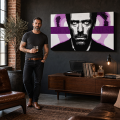 Obraz s portrétem Dr. House v moderním interiéru nad dřevěnou konzolí s vázou a svíčkou, Papilora.