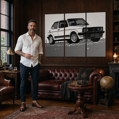 Umělecké dílo s černobílým automobilem visí v moderním interiéru nad dřevěnou konzolí s vázou a svíčkou, Papilora.