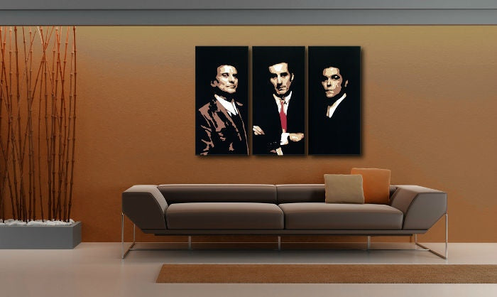 Pop art obraz na plátně s motivem Goodfellas v bílo-hnědých odstínech zavěšený v interiéru obývacího pokoje, ikonografie | Ručně malovaný POP Art obraz Goodfellas – interiér