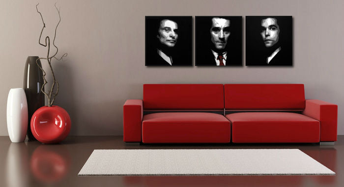 Pop art obraz na plátně s motivem Goodfellas v bílo-šedých odstínech zavěšený v interiéru kanceláře, dramatická atmosféra | Ručně malovaný POP Art obraz Goodfellas – interiér