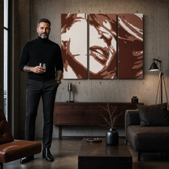 Ručně malovaný obraz POP Art Kylie Minogue, 3 díly – obraz v moderním mužském interiéru, lifestyle vizualizace. Dominantní barvy: hnědá, bílá, oranžová.