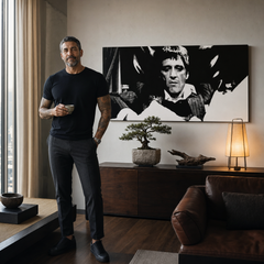 Ručně malovaný obraz POP Art Scarface 1 díl smk – obraz v moderním mužském interiéru, lifestyle vizualizace. Dominantní barvy: černá, bílá, šedá.