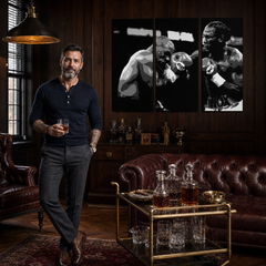 Ručně malovaný obraz POP Art Tyson vs. Lewis, 3dílná krabička – obraz v moderním mužském interiéru, lifestyle vizualizace. Dominantní barvy: černá, bílá, šedá.