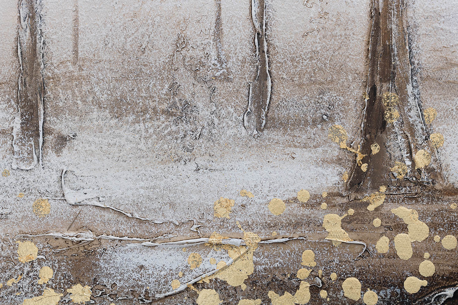 Zblízka viditelná kvalita ručně malovaného obrazu STROM 120x90 cm, s důrazem na precizní detaily a sytost béžových, šedých a zlatých barev.