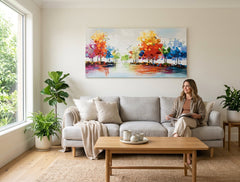 Elegantní ručně malovaný obraz Stromy 140x70 cm v moderním obývacím pokoji. Abstraktní motiv v bílé, šedé a béžové barvě.
