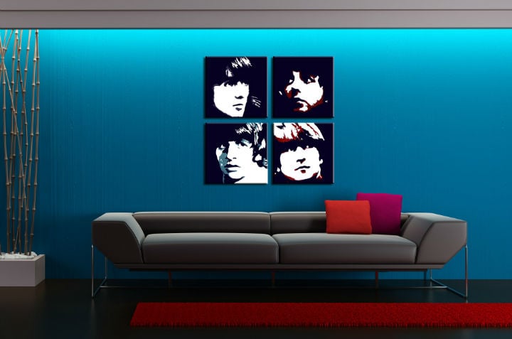 Obraz s portréty The Beatles v bílé, černé a červené barvě visí v moderním interiéru nad dřevěnou konzolí s vázou a svíčkou, Papilora.