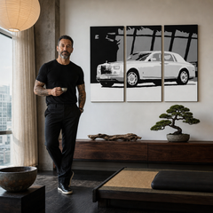 Umělecké dílo s motivem luxusního automobilu Rolls-Royce v černo-bílém provedení visí v moderním interiéru nad dřevěnou konzolí s vázou a svíčkou, Papilora.
