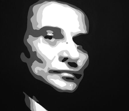 Detailní náhled na kompozici tří černobílých portrétů mužů, kde jeden z nich má výraznou červenou kravatu, Papilora.