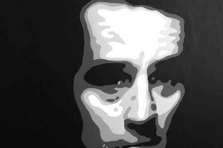 Detailní náhled na kompozici černobílých portrétů mužů s výraznými stíny a jedním červeným akcentem, Papilora.
