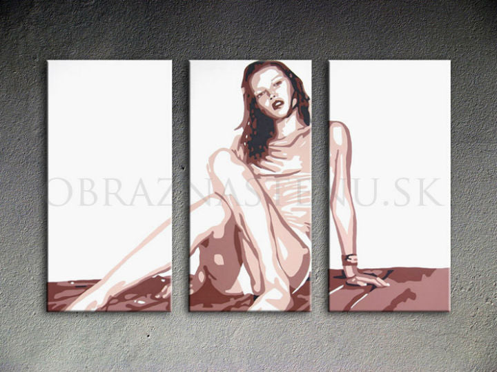 Ručně malovaný obraz na plátně zobrazuje ženu v pop-art stylu v odstínech hnědé a bílé, s viditelným dřevěným rámem Papilora.