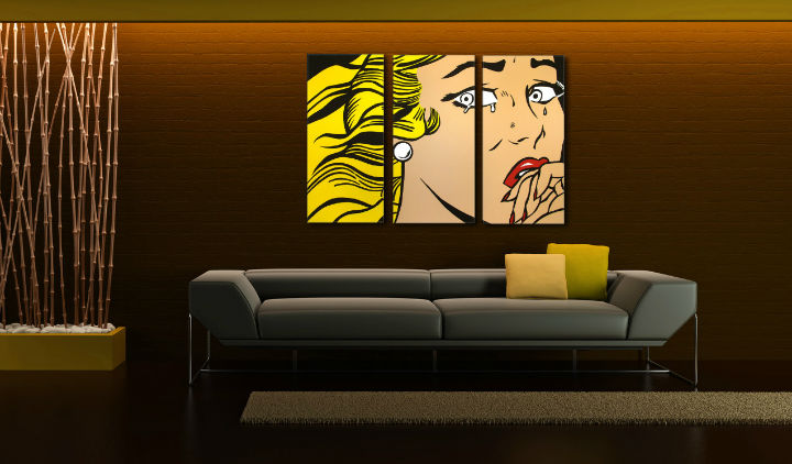 Umělecké dílo s plačící ženou ve stylu pop-art, zavěšené v moderním interiéru nad dřevěnou konzolí s vázou a svíčkou, dodává prostoru šmrnc Papilora.