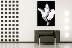Obraz Marilyn Monroe v černobílém provedení visí v moderním interiéru nad dřevěnou konzolí s vázou a svíčkou Papilora.