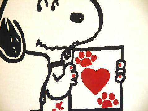 Detailní pohled na texturu a kompozici ručně malovaných obrazů Snoopyho a Woodstocka, kde Snoopy drží obrázek srdce a otisků tlapek Papilora.