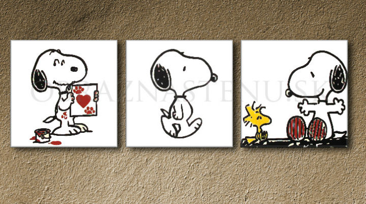 Tři ručně malovaná plátna s černobílými motivy Snoopyho a Woodstocka na bílém pozadí, s červenými akcenty, jsou viditelná na dřevěném rámu Papilora.