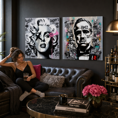 Dvoudílná nástěnná dekorace Filmové ikony nad komodou v obývacím pokoji – Marilyn Monroe a Kmotr v street-art pop-artu.