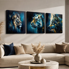 Set 3 obrazů Wild Kingdom Papilora v moderním obývacím pokoji – lev, tygr, vlk nad sedačkou, elegantní interiér.