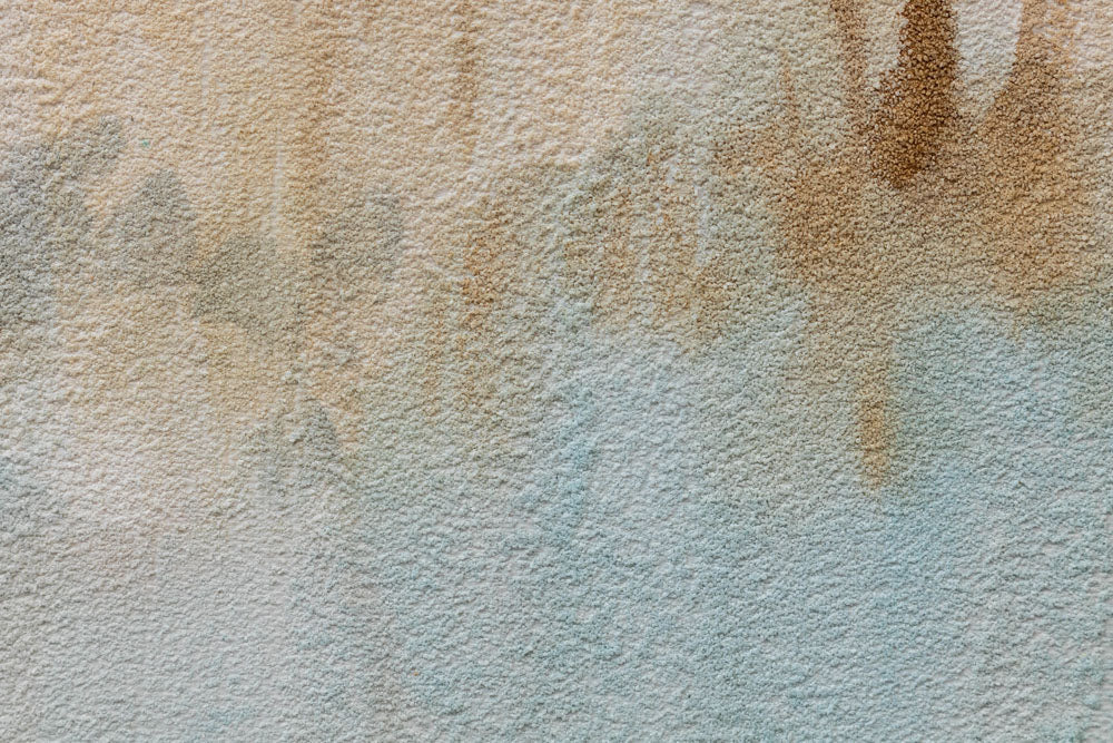 Detailní pohled na texturu a kompozici ručně malovaného abstraktního lesa v modrých a hnědých barvách, Papilora.