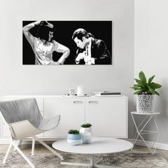Pop art obraz na plátně s motivem Pulp Fiction, muž v obleku, příroda v bílo-černých odstínech, dramatická atmosféra, vhodný do kanceláře – hlavní
