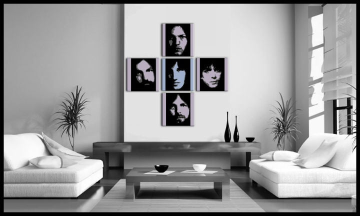 Umělecké dílo s portréty členů kapely Pink Floyd visící v moderním stylovém interiéru nad dřevěnou konzolí s vázou a svíčkou, Papilora.